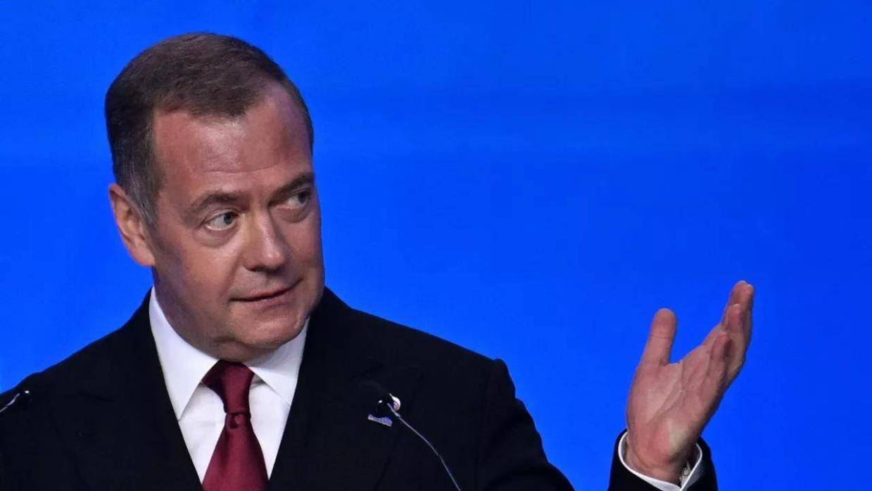 炸完基辅后，梅德韦杰夫发出核战警告，俄关闭口岸，货物禁止通行
