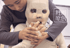 男子拧开煤气试图迷晕少女性侵 ，因打火机点烟引发爆燃致4人重伤，女生全身90%重度烧伤，父亲多次取皮救女花费150多万，对方却没赔一分钱