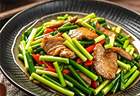 蒜苗炒回锅肉：肉片卷成灯盏窝，蒜香裹着红油香，连干三碗饭才过瘾！