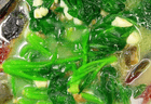 奶白鲜汤衬翠绿菠菜，金银蛋交融演绎粤菜清淡食趣