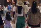 吴倩穿白背心绿长裤带女儿逛商场 松弛治愈画面温馨