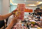武汉八旬老人撕碎20万养老金后续：银行员工拼回26万，比预想多6万
