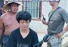 “兄弟，我们来帮你，我们都是你的亲人！” 洪水退去，留下淤泥，独自在家的少年无助落泪。南部战区空军某...