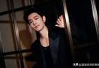 肖战穿 Saint Laurent 西装,全场没一件配饰,但所有人都在看他