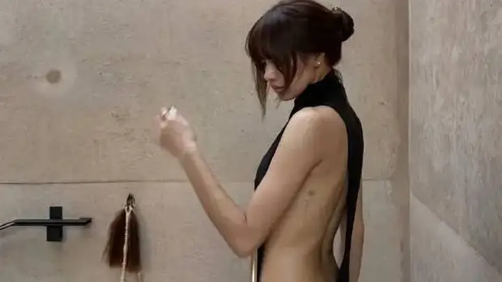 Lisa晒荒漠美照,穿黑色露背裙大秀S曲线,腰臀比例太完美了!