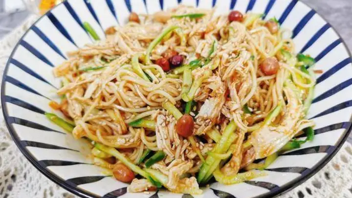 夏日开胃灵魂美食,一口上头的家常鸡丝凉面