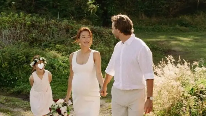 谢霆锋妹妹官宣结婚一周年,晒出婚礼照,七岁女儿成了花童
