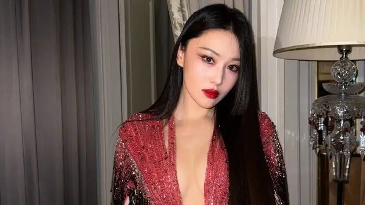 张馨予身材真丰腴!一袭深V裙领口开到腰差点“撑爆”,性感迷人
