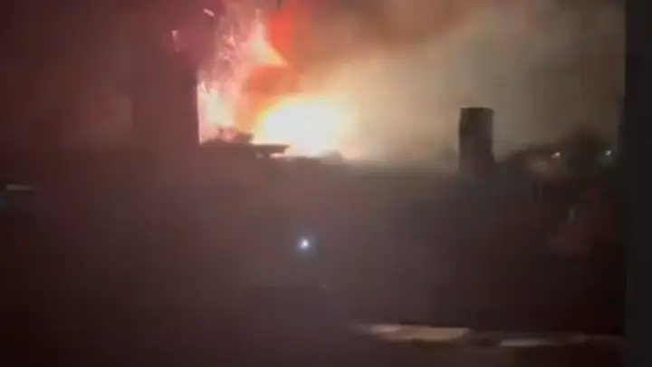 福建莆田一烟花爆竹厂被人为纵火,现场火光冲天,嫌疑人已被控制