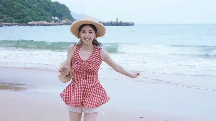 白鹿晒海边度假美照 穿红白格子裙活力满满