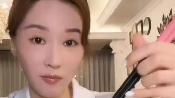 吴佳尼自曝不会用筷子:老师教过减肥,没教过拿筷子