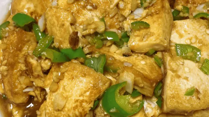 家常豆腐烧青椒：一锅软嫩鲜香，成本不到十元