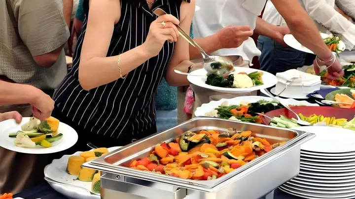 自助餐为什么吃不回本?老板不会说的3个秘密,原来都是套路