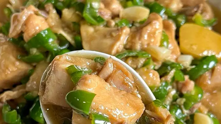 青椒炒鸡：鲜嫩入味，一口入魂的下饭神器！