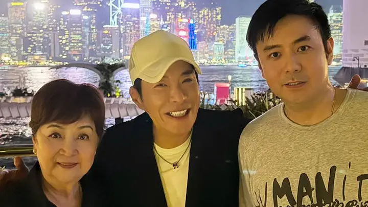 谢贤前妻甄珍罕见露面 带儿子与友人聚会气色好