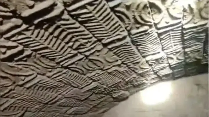 湖南村民自建房打桩时发现古墓,有多个墓室,墓砖上有清晰的图案纹路,文物部门介入
