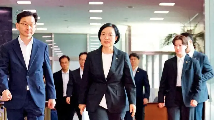 做记者，进“大厂”，当总理，她一路开挂