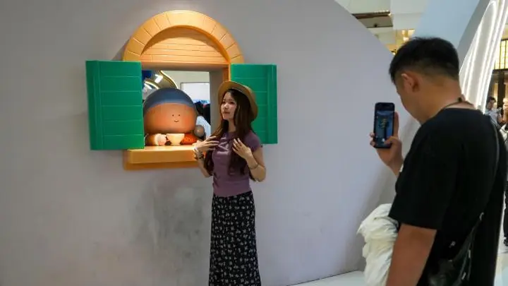 河南郑州:艺术展走进商场吸引民众参观
