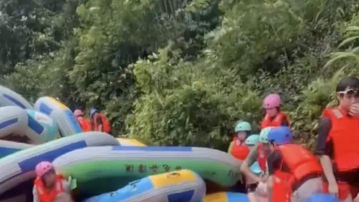 重庆景区漂流艇追尾堆叠多名游客遭挤压,景区称无人受伤,现场迅速疏导完毕