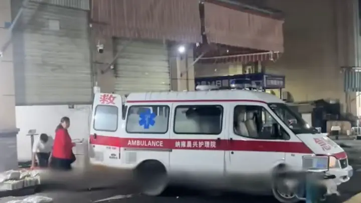 贵州毕节一救护车凌晨在批发市场装卸水果?护理院负责人:车已卖出作为货车使用,过户后就会将警灯拆除并变更涂装