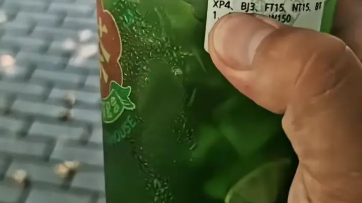 茶饮店爆款饮品名为“蜂油精”，顾客称口感清爽，品牌方：系蜂蜜柠檬水