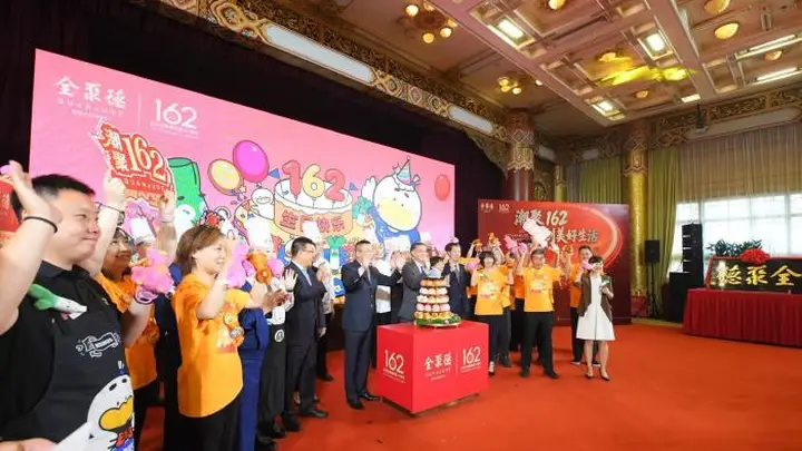 视点|烤鸭串、烤鸭煎饼亮相全聚德162周年庆祝活动