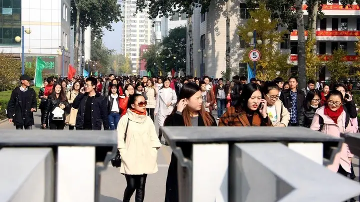 教师铁饭碗生锈:未来十年全国教师过剩将达200万
