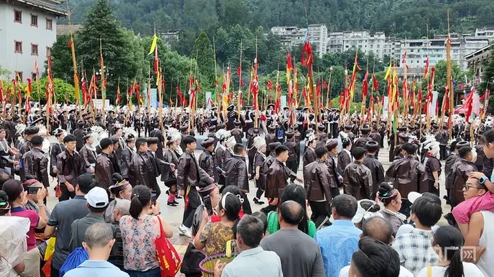 千名苗胞踏笙起舞 欢庆贵州剑河“六月六”