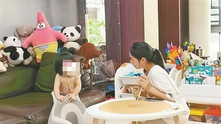 大学生兼职照看孩子成暑期新风尚