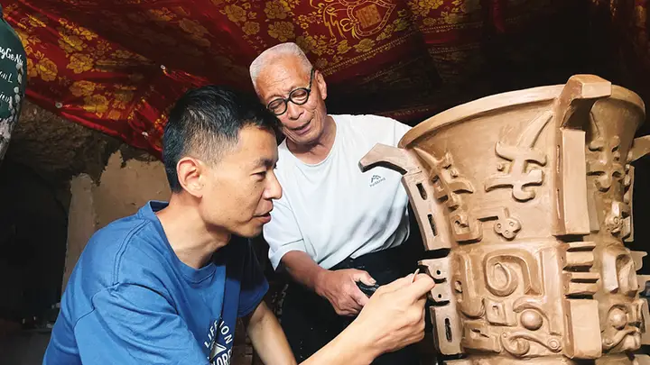 非遗传承人杨甲虎——用黑陶技艺制作国宝何尊