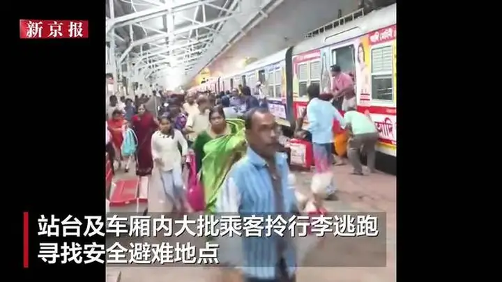 印度一火车站电线突然断裂起火,现场乘客惊慌奔逃