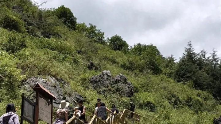 地缝藏幽境，清谷避炎夏