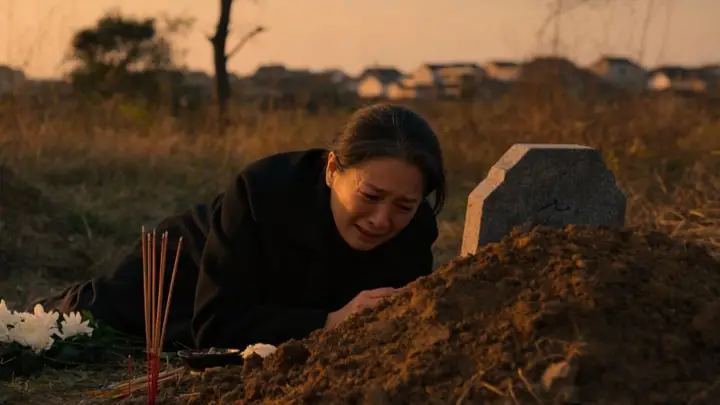 母亲病故,弟弟为了独吞老宅死活不让我奔丧。下葬后我独自去坟前痛哭,却在坟头新土里刨出一个铁盒,打开后我彻底疯了……