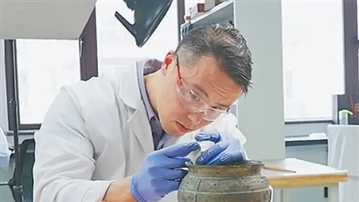 “文物医生”唤醒青铜古韵(工匠绝活·全国文物大工匠)