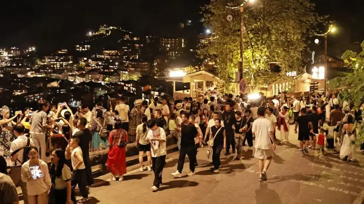 越夜越热闹!西江千户苗寨八月夜间经济点亮苗岭盛夏