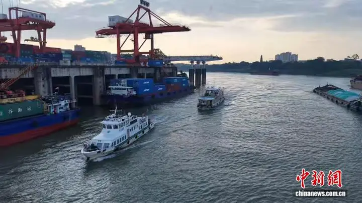 广西柳州旅游船跨域奔赴平陆运河 游客近距离感受“世纪工程”