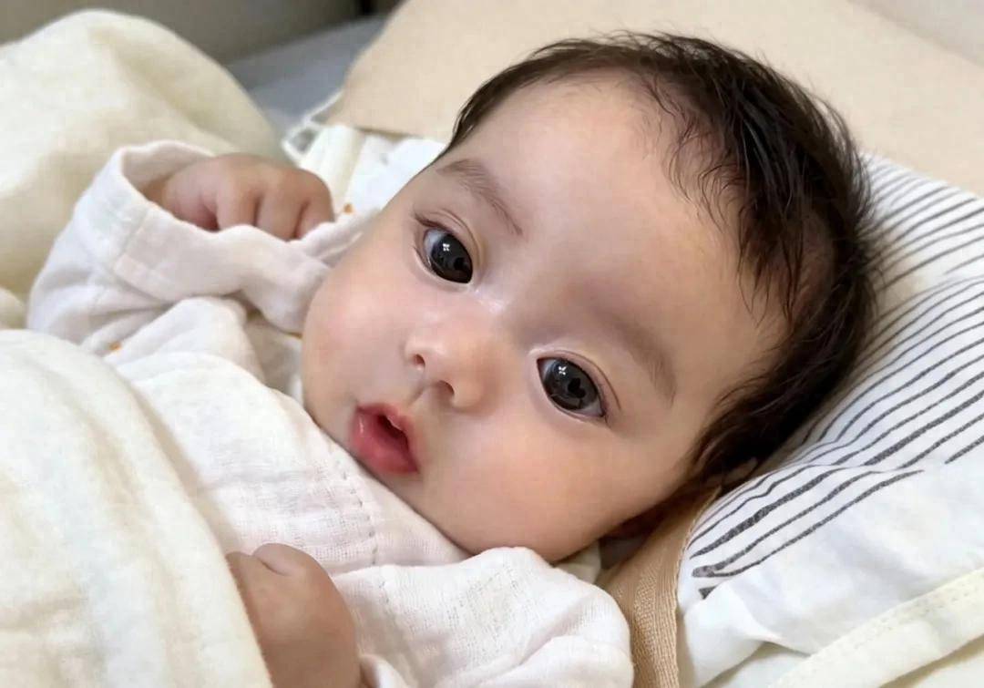 “最美婴儿”出生意外爆火！皮肤白、大眼睛、高鼻梁，让人羡慕