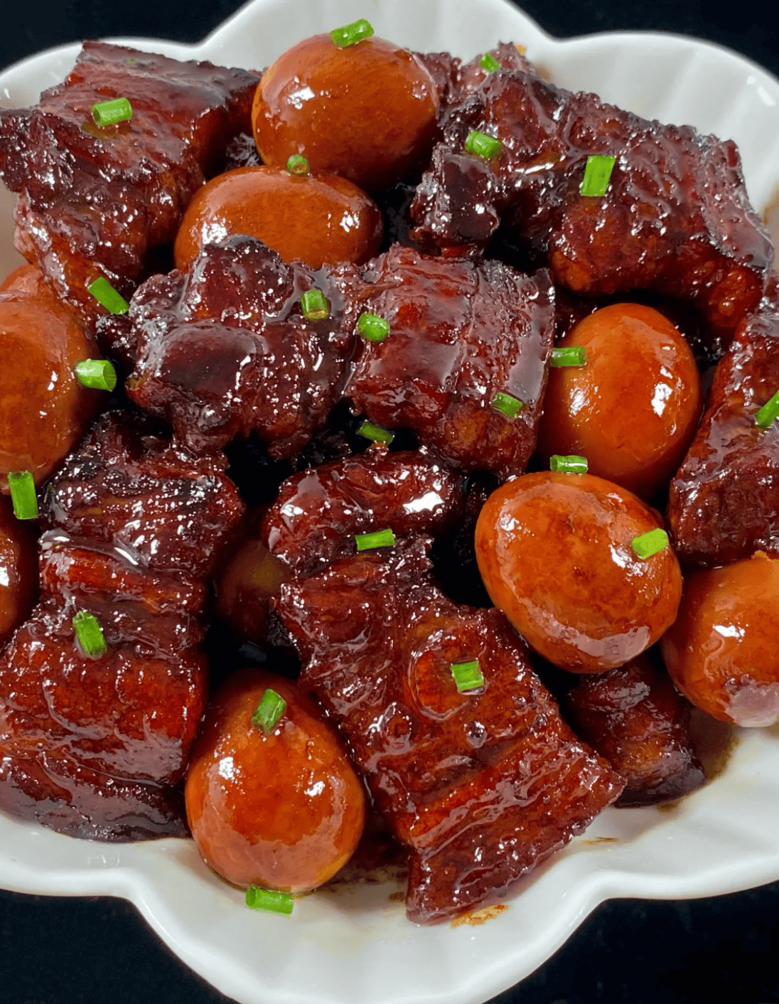 红烧肉鹌鹑蛋：一锅浓香，软糯入味的家常硬菜