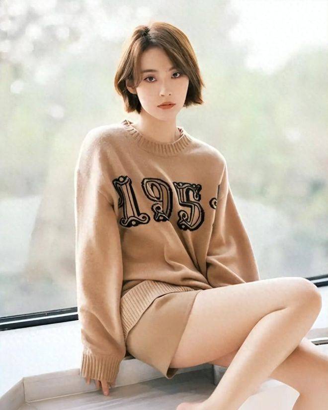 冻龄女神张佳宁：给母亲买500万豪宅，拒认亲父却帮继父求婚