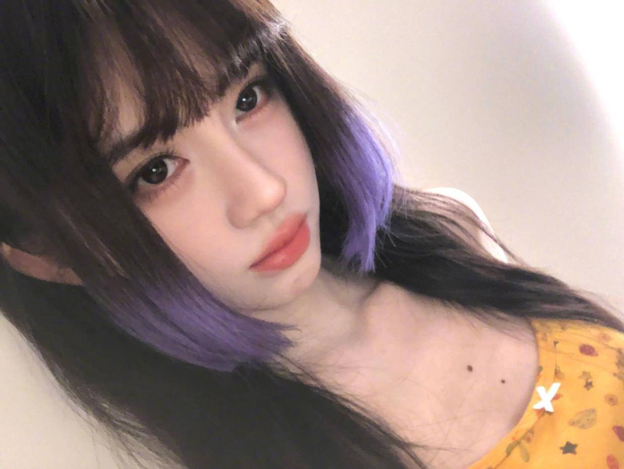 鞠婧祎晒自拍美照 紫色发尾公主切造型时髦靓丽