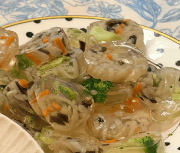 清透如玉入口即化，蔬菜猪皮熬出极致清凉风味