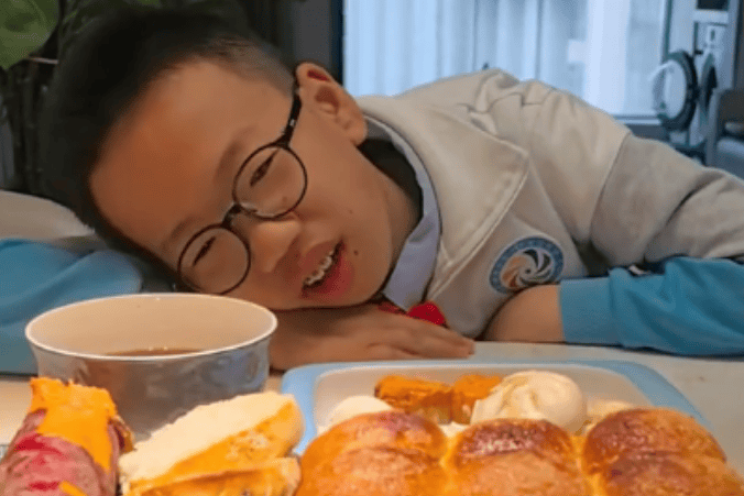 “孩子都脑缺氧了，你还嫌他写得慢！”一顿全碳水早餐，让家长被群嘲