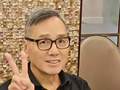 原来他是刘晓庆前男友，是我们熟悉的他，74岁依旧帅气，为她单身