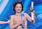 杨紫穿高定拿白玉兰视后!裤装孙俪飒爽回宫,杨幂化身翡翠瓷瓶