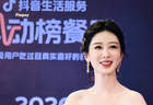 杨紫获白玉兰视后首现身线下活动 身穿金色抹胸裙好贵气
