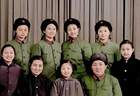 1973年，一名解放军首长的全家福，七个女儿皮肤白皙，颜值很高！