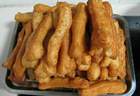 用牛奶鸡蛋与面粉在家自制的「油条」做法教程，用料放心，口感酥脆，越嚼越回味无穷！