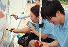 西安美院学子绘沙海 致敬民勤治沙精神