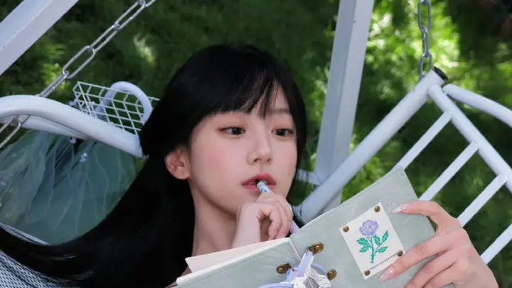 包上恩白裙造型清纯可爱 手捧花束少女感满满