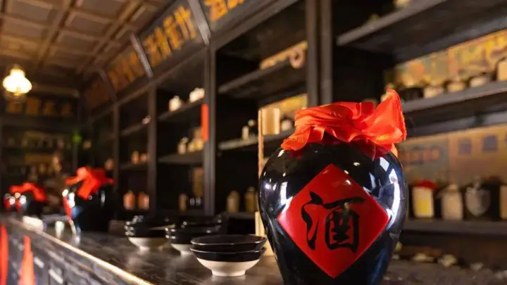 酱香酒和浓香酒，哪个更适合长期存放？从工艺和口感变化说起
